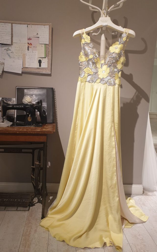 שמלת ערב למלוות בצבע צהוב משי