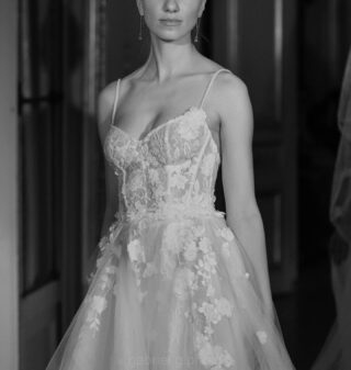 Our FAY gown is the perfect mix of classic & elegant ✨
.
.
#wedding #weddingdress #weddingday #weddingphotography #weddinginspiration #bride #bridedress